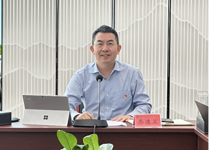 尊龙凯时集团党委理论学习中心组召开第七次集中学习钻研会